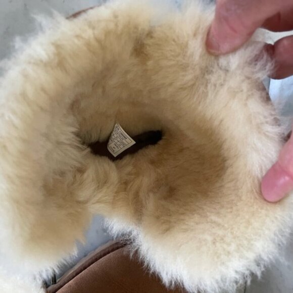 UGG Bailey Button UGG Charm Chestnut Brown Sheepskin Boots Size 6 - Picture 14 of 16